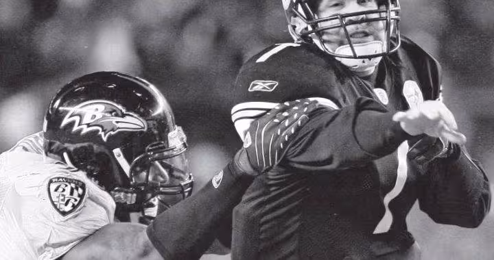 b/w newspaper image of Steelers' number 7 QB Ben_Roethlisberger_gets_pass_off