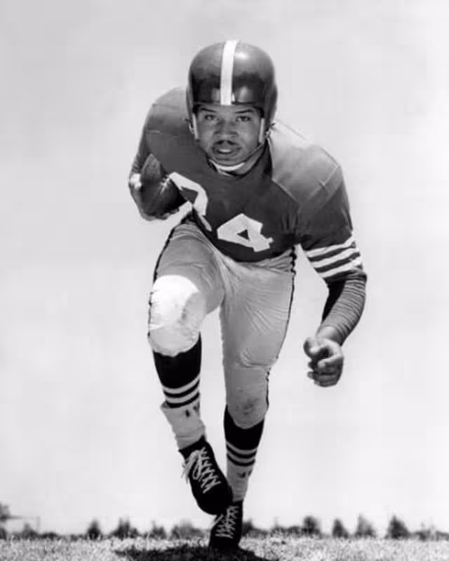 b/w publicity image of Former 49ers. fullback Joe Perry in 1963 charging towards the camera