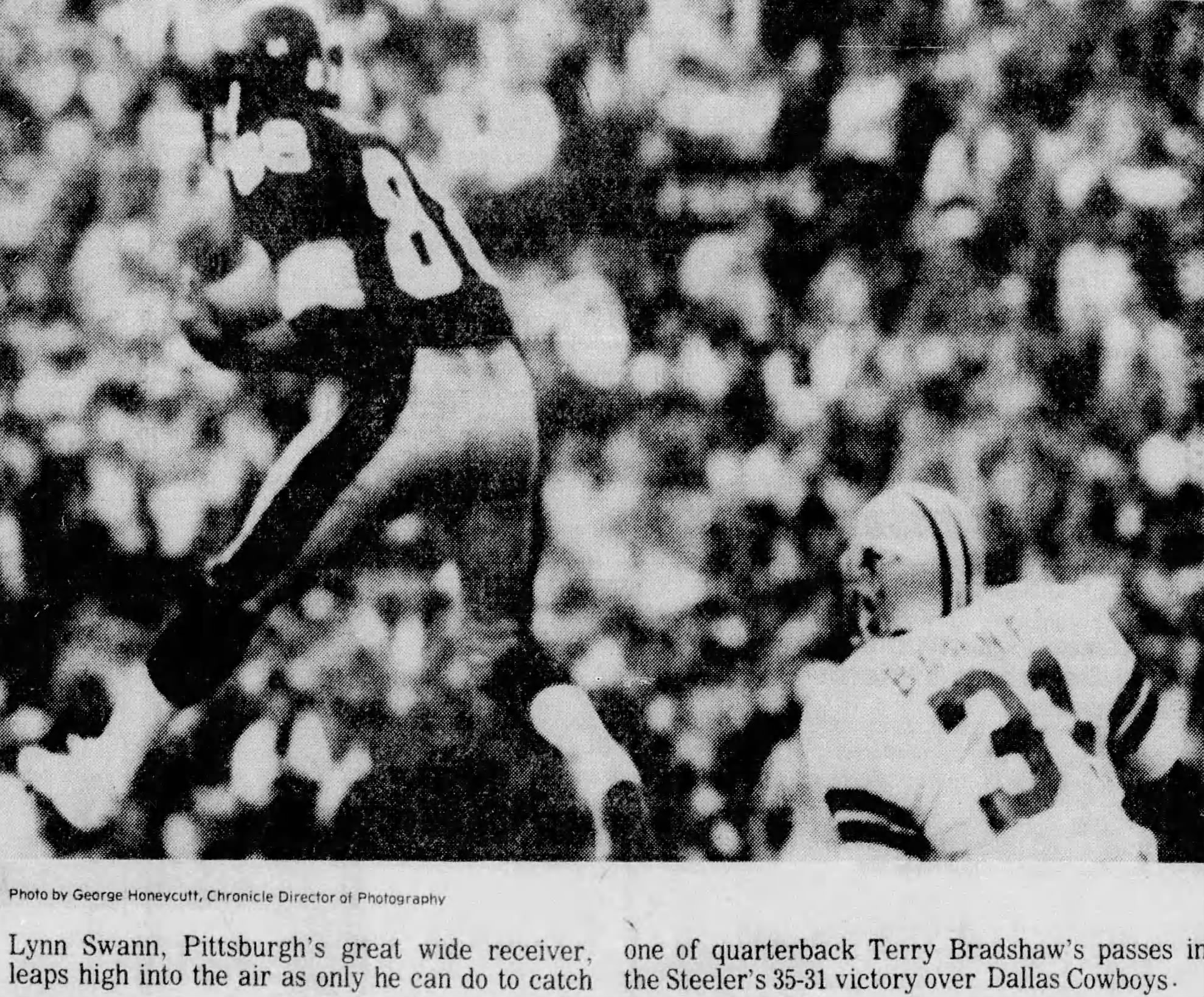 b/w newspaper game action photo of Lynn Swann of the Steelers in Super_Bowl_XIII
