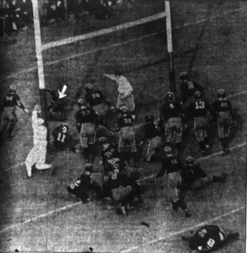 Vintage black and white newspaper photo of Picture from the 1922 Princeton v. Chicago football game. Chicago was about to go up 18–7 about to score again when it fumbled and Princeton got a touchdown. The arrow points to Gray of Princeton scoring.