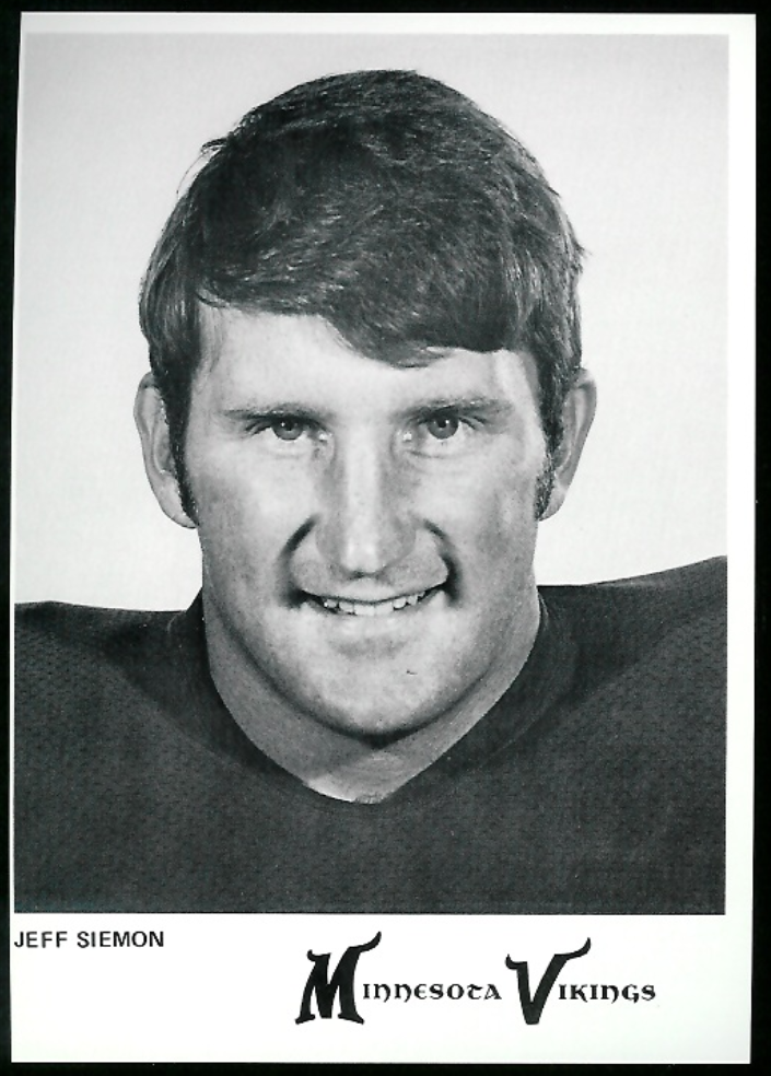 Black and white publicity head shot on a trading card of Jeff Siemon of the Minnesota Vikings in 1978