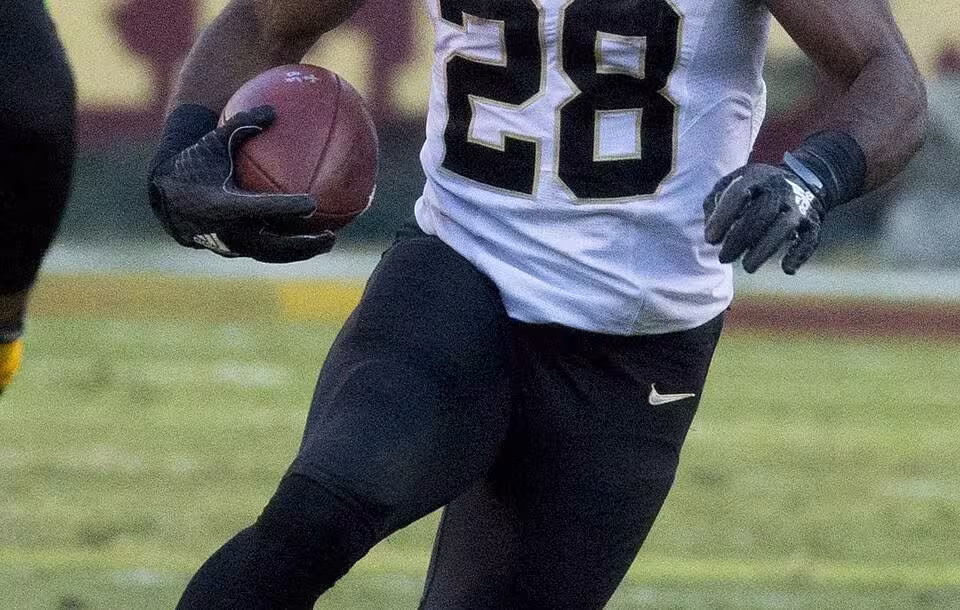 Color game action shot of CJ Spiller running as the Saints played at Redskins 11/15/15, By Keith Allison - Flickr.