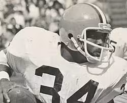 Black and white game action close up cropped of Cleveland Browns player Greg Pruitt in 1975.