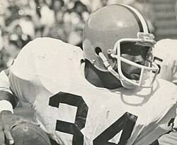 Black and white game action close up cropped of Cleveland Browns player Greg Pruitt in 1975.