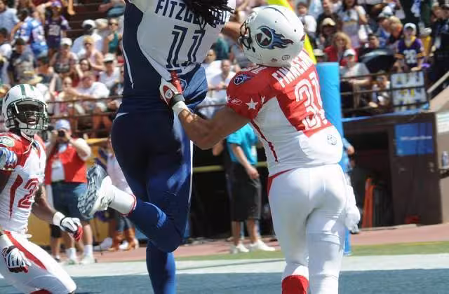 Fitzgerald catches a touchdown at the 2009 Pro Bowl