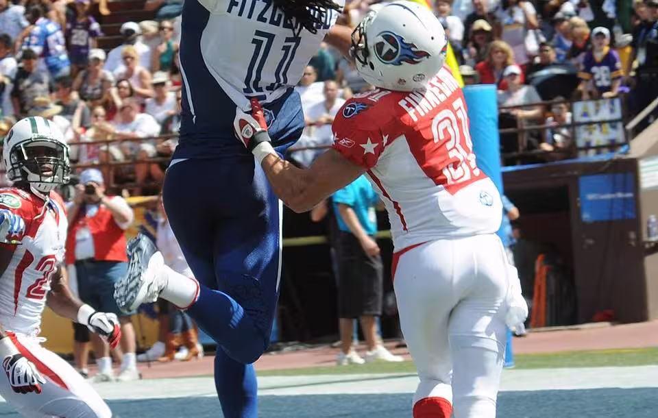 Fitzgerald catches a touchdown at the 2009 Pro Bowl
