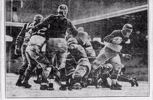 Black and white newspaper image of Ernie Nevers running the Ball against the Chicago Bears in 1929.