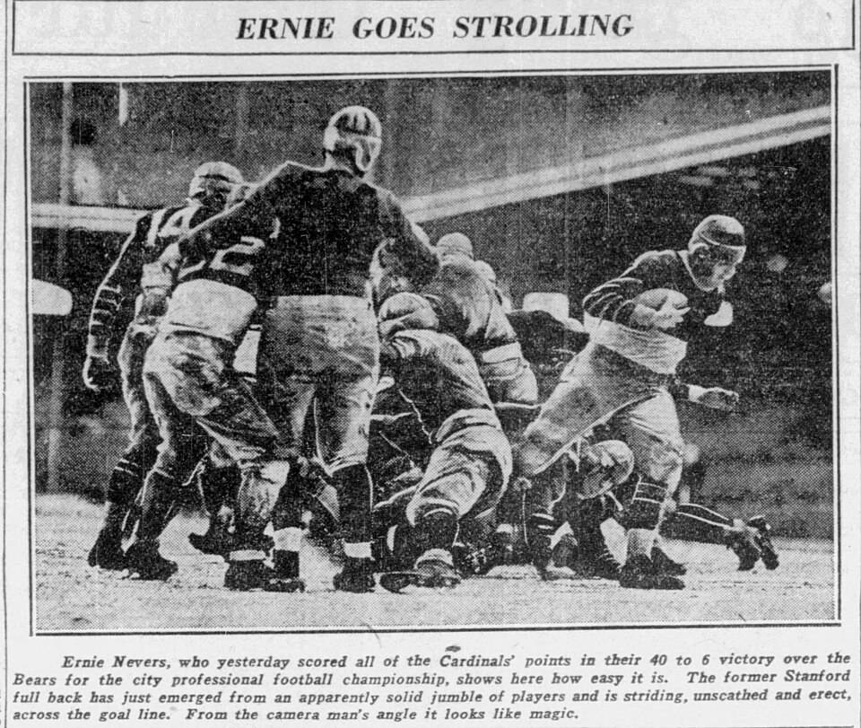 Black and white newspaper image of Ernie Nevers running the Ball against the Chicago Bears in 1929.
