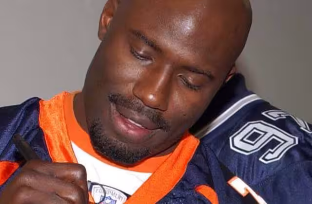Davis in Jacksonville, Florida in 2005 Photographer's Mate 1st Class Aviation Warfare Systems Operator Toiete Jackson, USAF - http://www.navy.mil/view_image.asp?id=21433 Jacksonville Fla. (Jan. 31, 2005) - Former Denver Broncos running back Terrell Davis autographs Broncos Memorabilia for Lt. Andrew Bertapelle, assigned to Naval Hospital Jacksonville. National Football League (NFL) players visited patients as well as staff members of the hospital during Super Bowl XXXIX festivities.