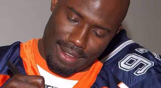 Davis in Jacksonville, Florida in 2005 Photographer's Mate 1st Class Aviation Warfare Systems Operator Toiete Jackson, USAF - http://www.navy.mil/view_image.asp?id=21433 Jacksonville Fla. (Jan. 31, 2005) - Former Denver Broncos running back Terrell Davis autographs Broncos Memorabilia for Lt. Andrew Bertapelle, assigned to Naval Hospital Jacksonville. National Football League (NFL) players visited patients as well as staff members of the hospital during Super Bowl XXXIX festivities.