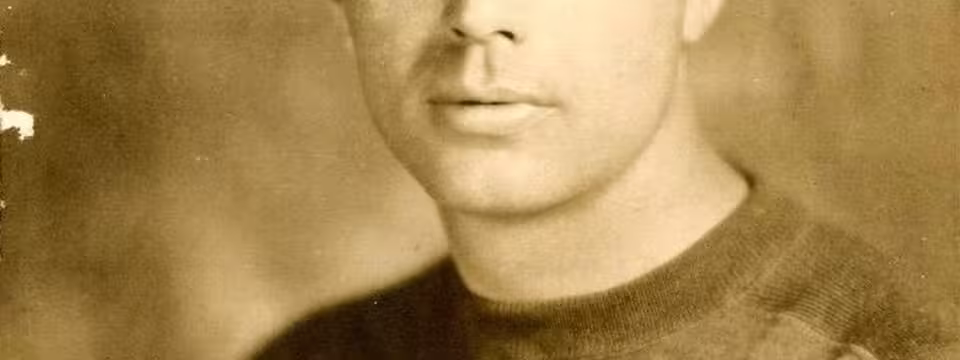 Vintage b/w A football card portrait of Verne Lewellen from the 1932 Walker's Cleaners Green Bay Packers set.